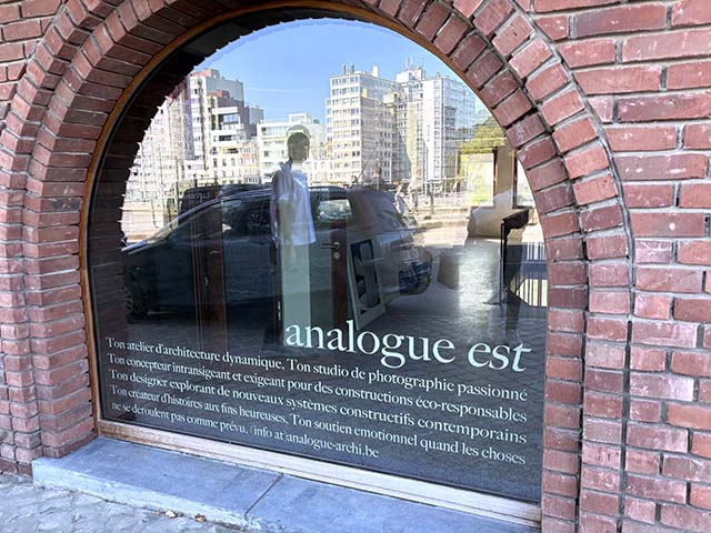 Window lettering Analogue — Inkonic